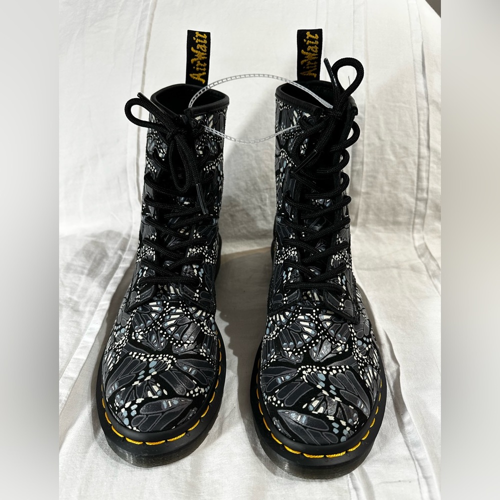 Dr. Martens Women’s 1460 8 Eye Lace Up Butterfly Grey E. H. Suede Boots Sz 6 New - Picture 7 of 15